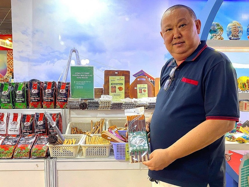 Ông Nguyễn Nhật Chương, Giám đốc Công ty TNHH Thương mại Dịch vụ KingWood - chủ thể OCOP có sản phẩm dụng cụ nhà bếp bằng gỗ xuất khẩu