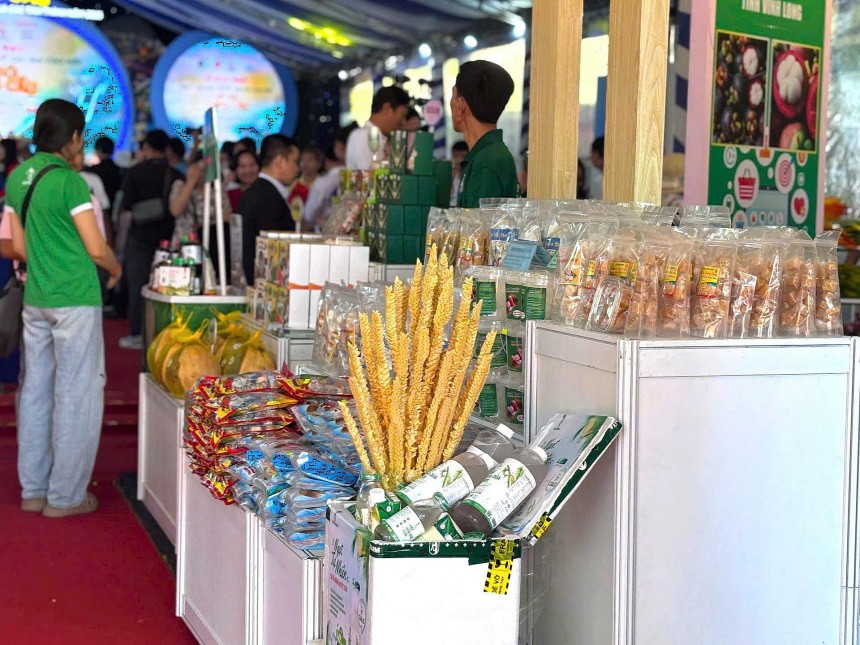 Sự xuất hiện của các sản phẩm CNNTTB, sản phẩm OCOP, sản phẩm “Tick xanh trách nhiệm” mang đến sự đa dạng, xuyên suốt tuần lễ