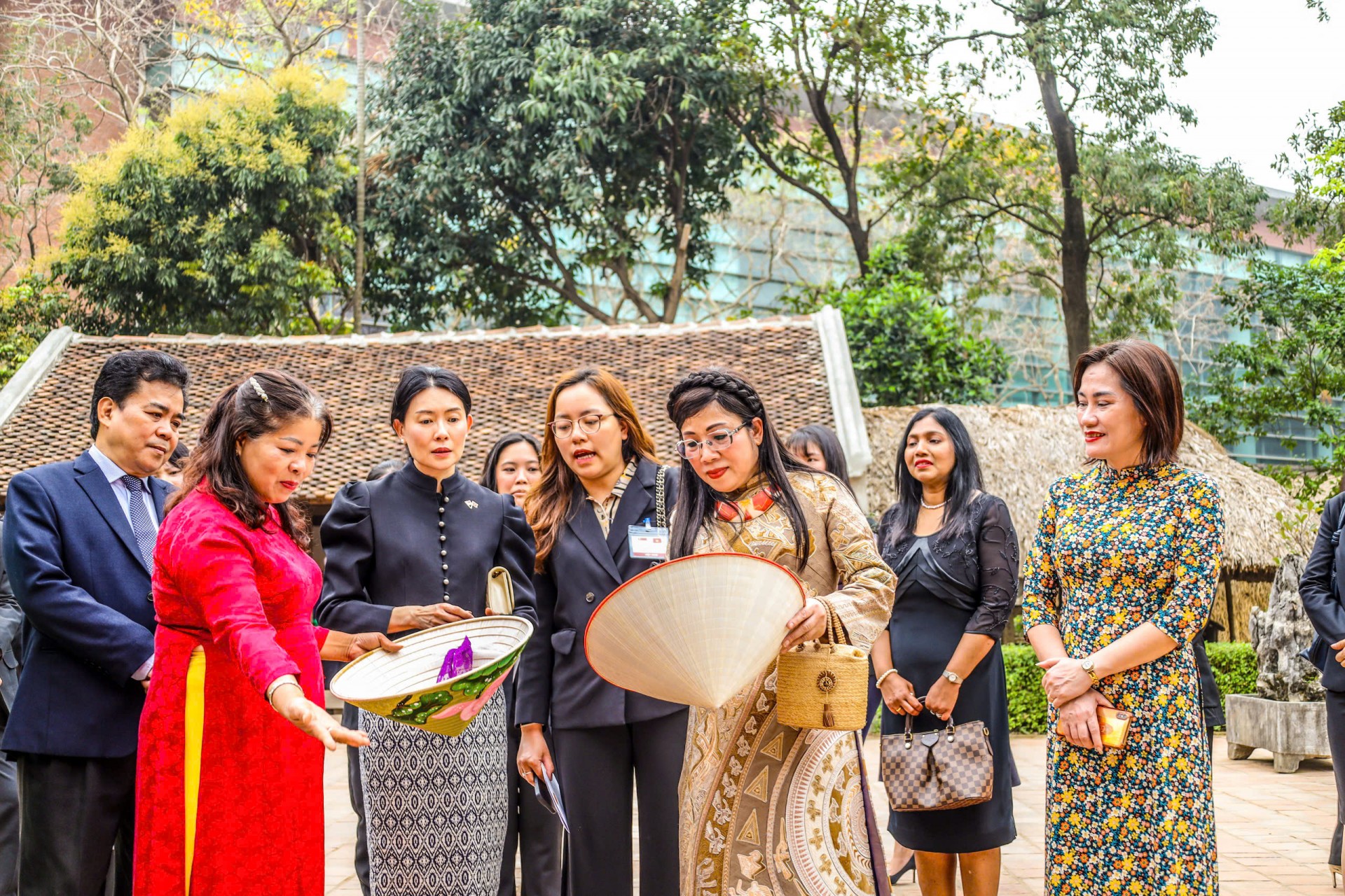 Nón lá Thu Hương tại làng nghề nón Làng Chuông Thanh Oai luôn được nhiều du khách thập phương quan tâm 