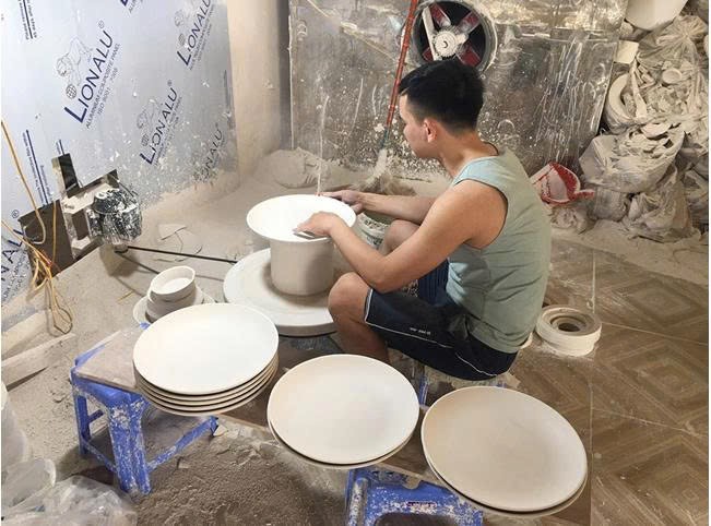 Hình ảnh Thợ thủ công trình diễn nghề tại Công ty TNHH gốm xanh Việt Nam  