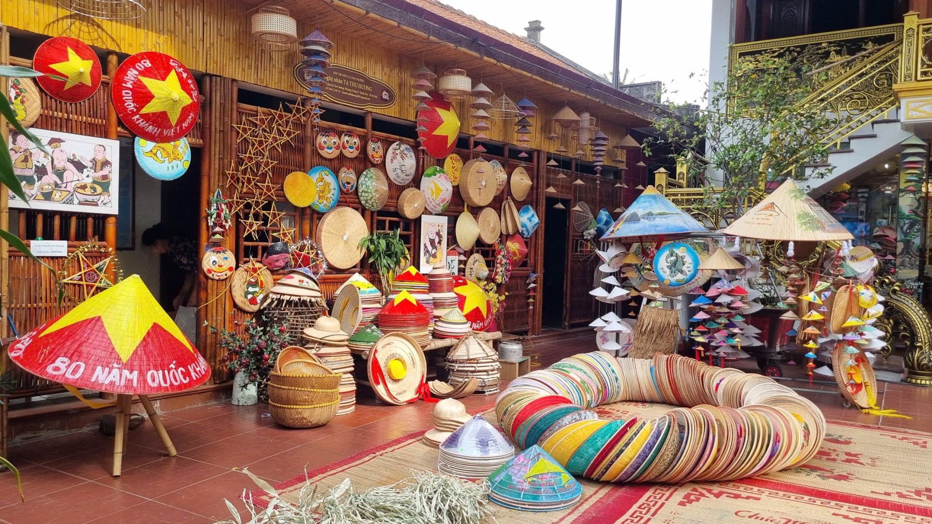 Hình ảnh khu trình diễn tại cơ sở nghệ nhân Tạ Thu Hương