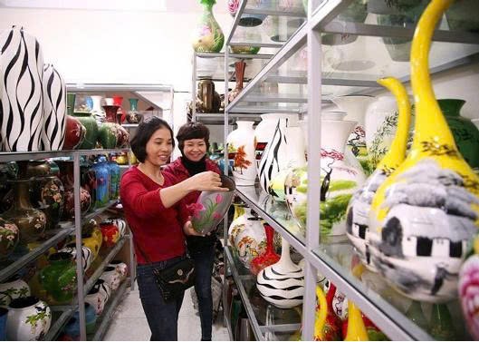 Hình ảnh nhân viên tư vấn sản phẩm và các vấn đề khác tại trung tâm