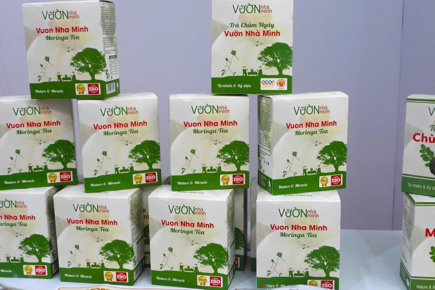 Sản phẩm trà chế biến từ chùm ngây của Công ty TNHH Vườn Nhà Mình được đại diện đơn vị quảng bá tại sự kiện