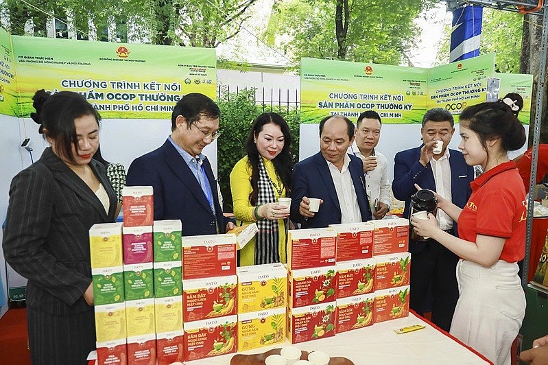 Đại biểu thưởng thức những sản phẩm OCOP trà dược liệu từ Công Ty TNHH Thảo Dược Tây Nguyên (DATO)