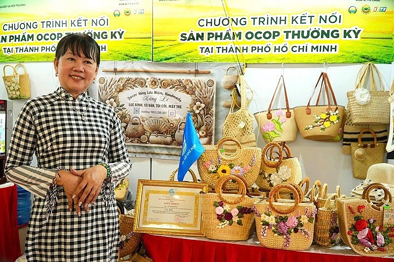 Chị Lê Thị Hằng giới thiệu sản phẩm thủ công mỹ nghệ tại Hội chợ “OCOP đặc sản vùng miền và ẩm thực”