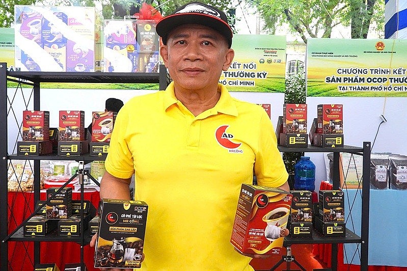 Ông Lê Thành Công, Giám đốc Công Ty TNHH Thương mại Dịch vụ Xuất khẩu Cà Phê Mộc Mr Công - chủ thể OCOP tâm huyết với những sản phẩm cà phê nguyên chất, sạch, an toàn cho sức khỏe cộng đồng.