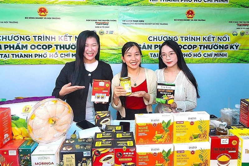 Chị Đoàn Thị Minh Trâm giới thiệu sản phẩm OCOP chế biến từ nghệ, thương hiệu “Tinh nghệ Vinh Lương” tại phiên livestream bên lề sự kiện “OCOP đặc sản vùng miền và ẩm thực”