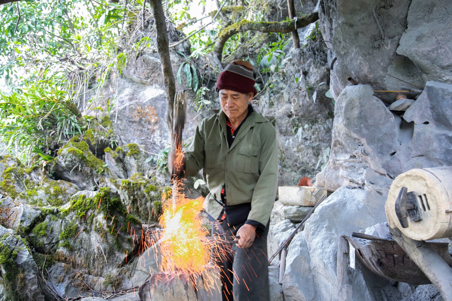 Giữ lửa nghề rèn của người Mông ở vùng núi đá Điện Biên