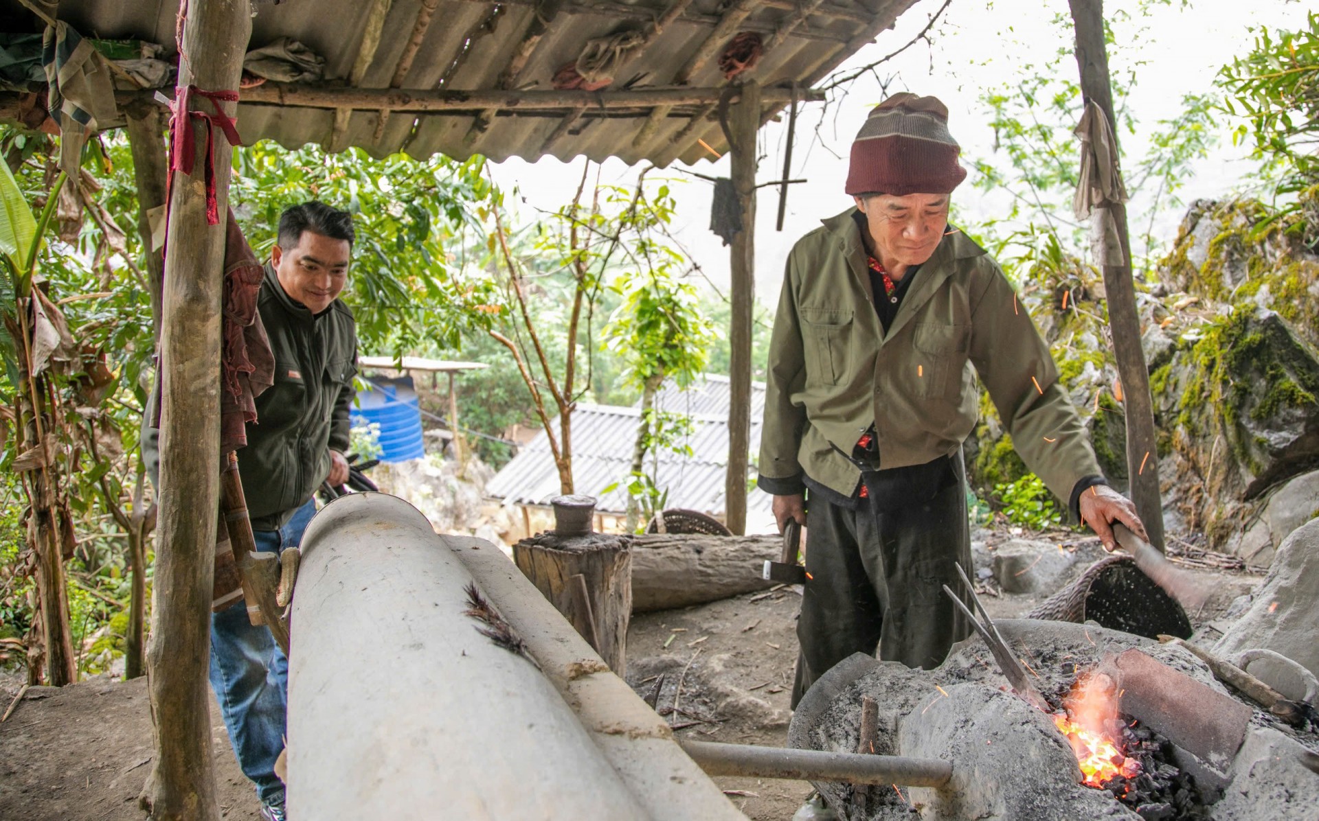 Giữ lửa nghề rèn của người Mông ở vùng núi đá Điện Biên