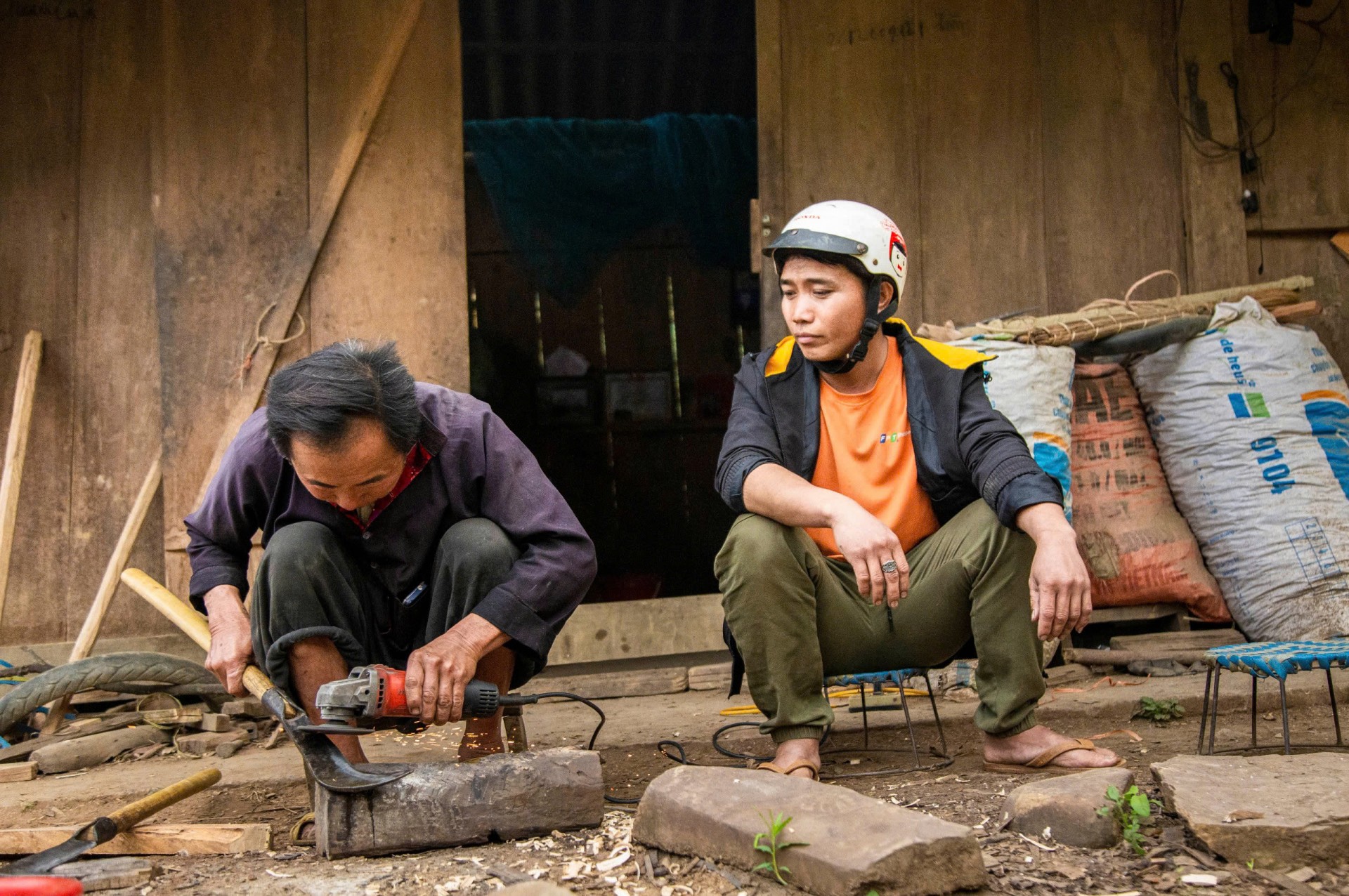 Giữ lửa nghề rèn của người Mông ở vùng núi đá Điện Biên