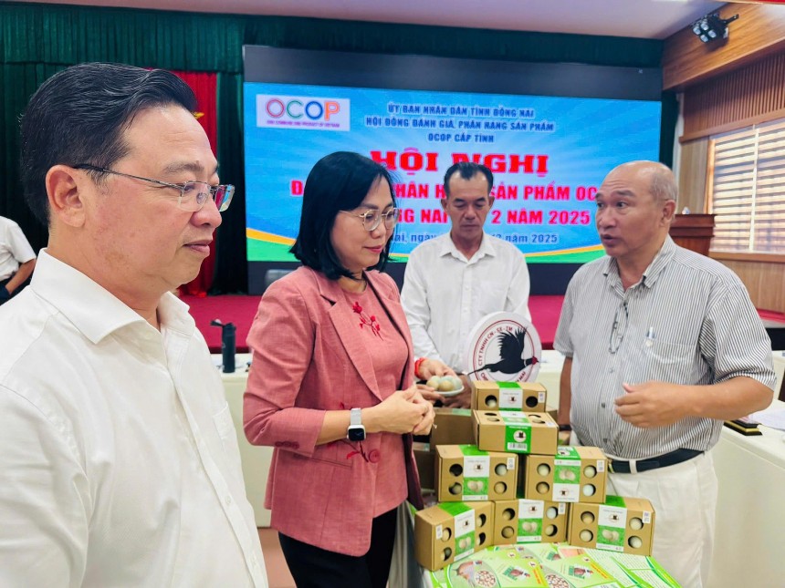 Đại diện Công ty TNHH Chăn nuôi Sản xuất và Thương mại Thanh Mai giới thiệu sản phẩm trứng chim trĩ đỏ đến Hội đồng