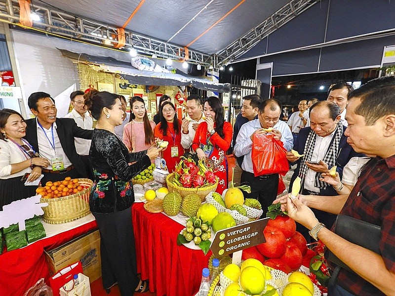 Đại biểu tham quan gian hàng các sản phẩm tại Hội chợ