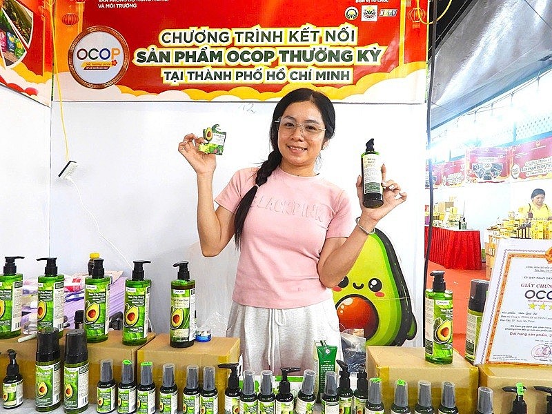 Đại diện Công ty TNHH Sản xuất và Thương mại Pơ Lang giới thiệu những sản phẩm OCOP son dưỡng, dầu dưỡng làm tư bơ tươi tại Hội chợ