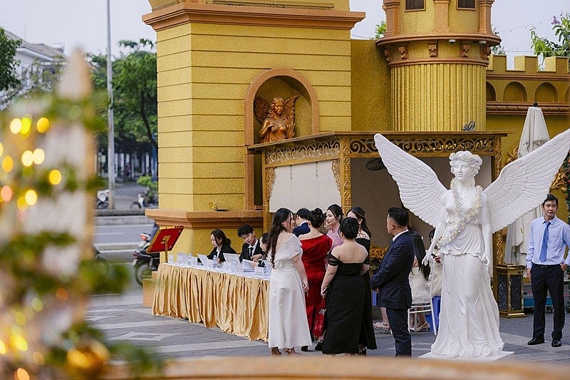 Chủ đầu tư LaChateau quyết định kiến tạo công trình mang tính tham quan với các chi tiết phù điêu, tượng trang trí tự nghiên cứu, đúc trực tiếp Chủ đầu tư LaChateau quyết định kiến tạo công trình mang tính tham quan với các chi tiết phù điêu, tượng trang trí tự nghiên cứu, đúc trực tiếp