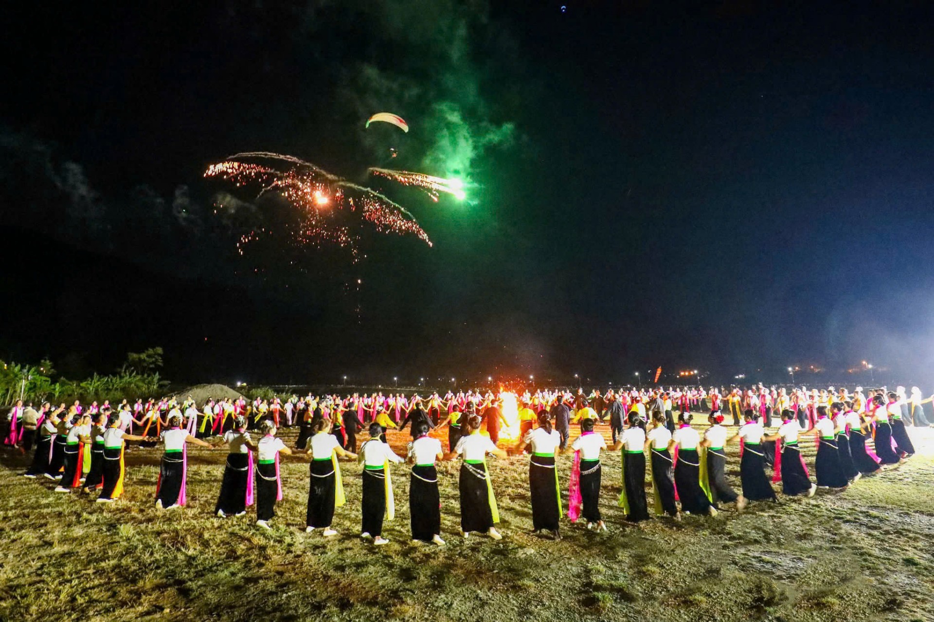 Xác lập kỷ lục Việt Nam: Vòng xòe 10.000 người bên dòng Đà Giang