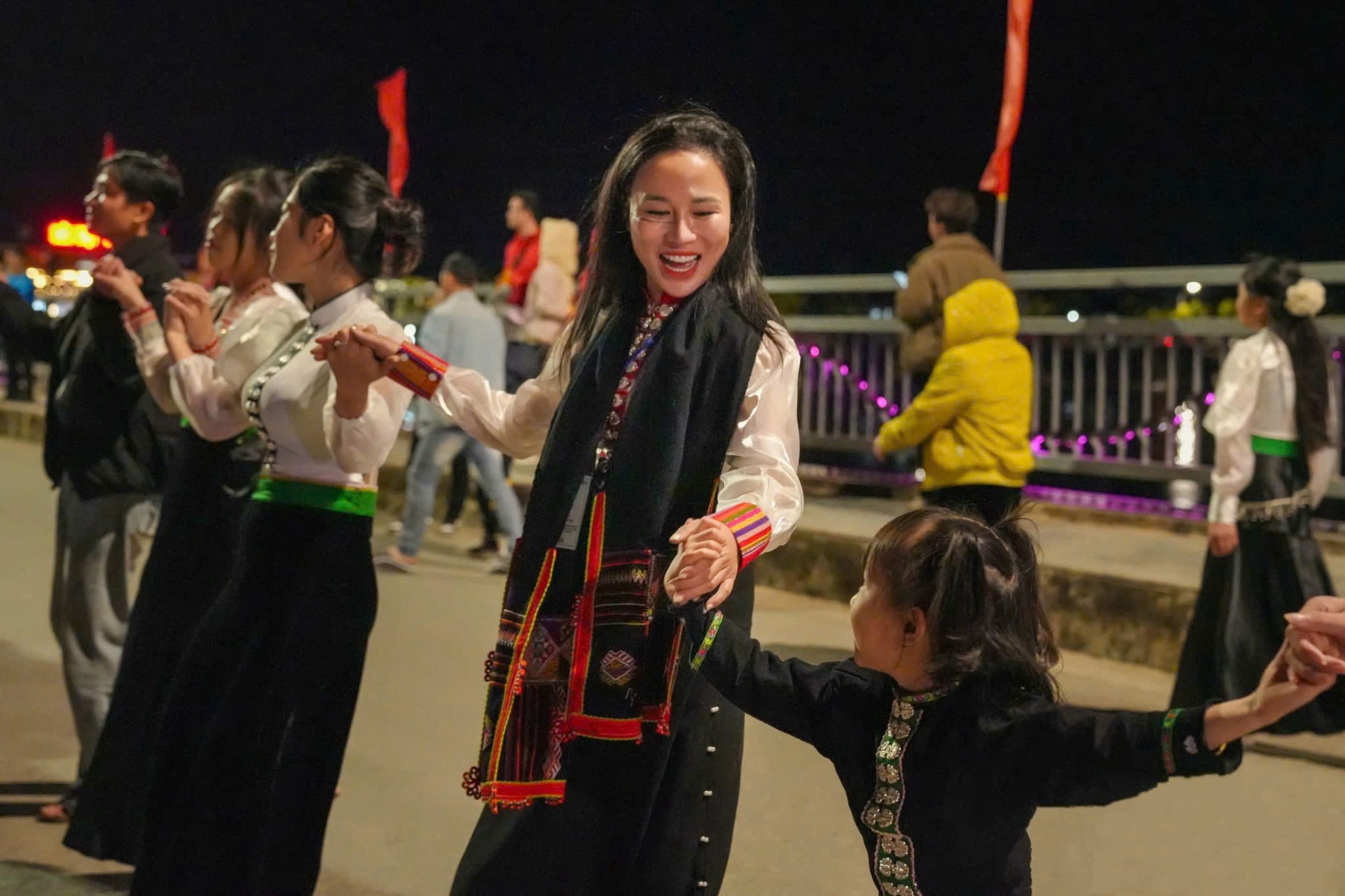 Xác lập kỷ lục Việt Nam: Vòng xòe 10.000 người bên dòng Đà Giang