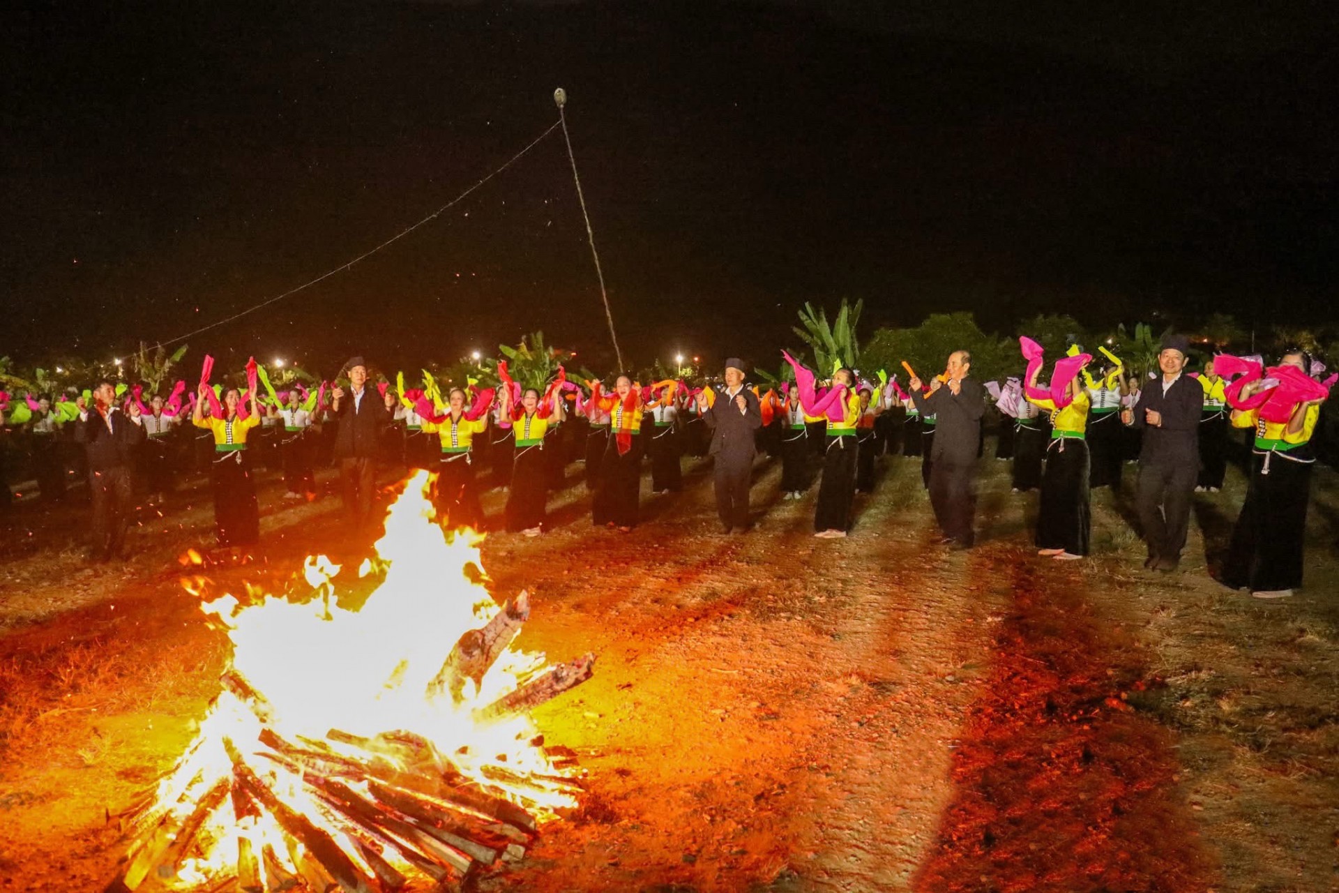 Xác lập kỷ lục Việt Nam: Vòng xòe 10.000 người bên dòng Đà Giang