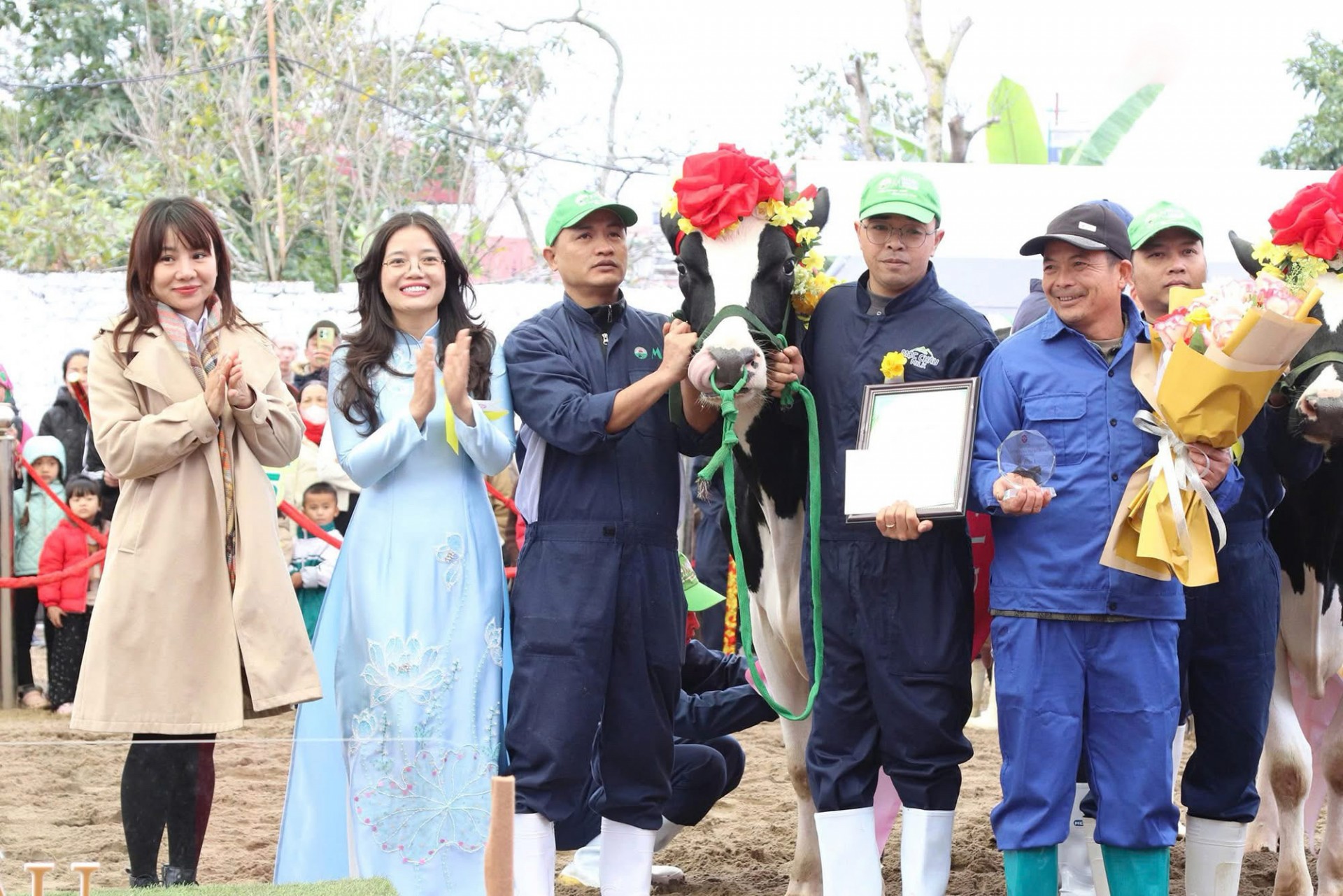 Trao giải cho Á hậu 1 của hội thi.