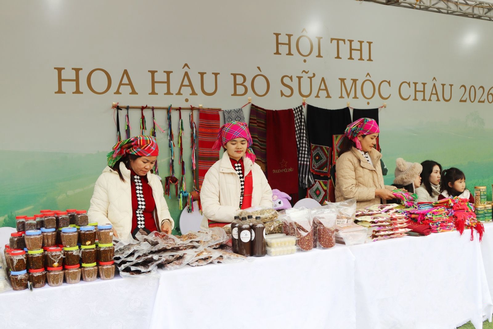 Gian hàng trưng bày sản phẩm của các hợp tác xã tại hội thi.