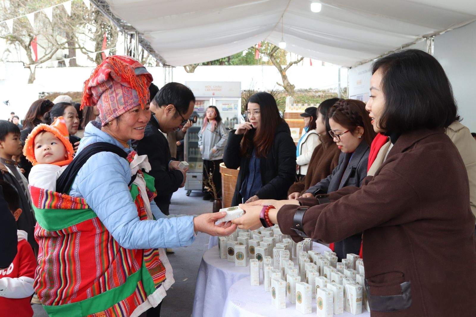 Người dân dùng thử sản phẩm Sữa Mộc Châu Creamery.