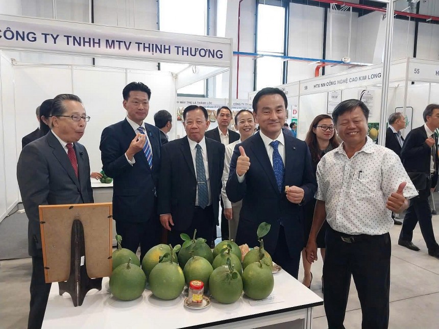 Ông Nguyễn Tấn Phước tự hào giới thiệu trái bước đặc sản Bắc Tân Uyên đến khách hàng, đối tác