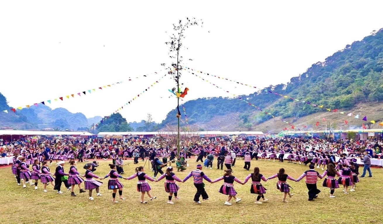 Bà con người Mông ở Pà Cò tham gia lễ hội Gầu Tào.