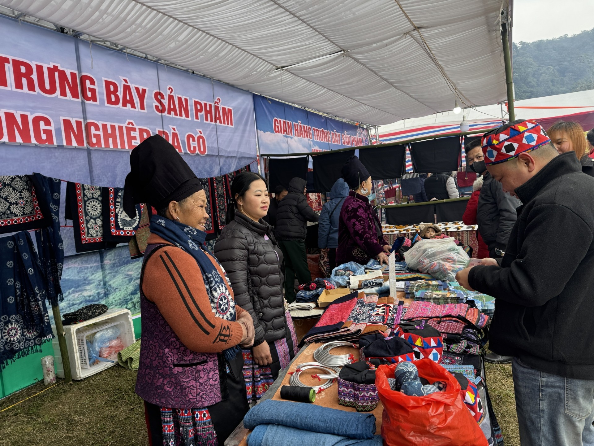Các gian hàng thổ cẩm, nông sản đặc trưng được bày bán tại lễ hội.