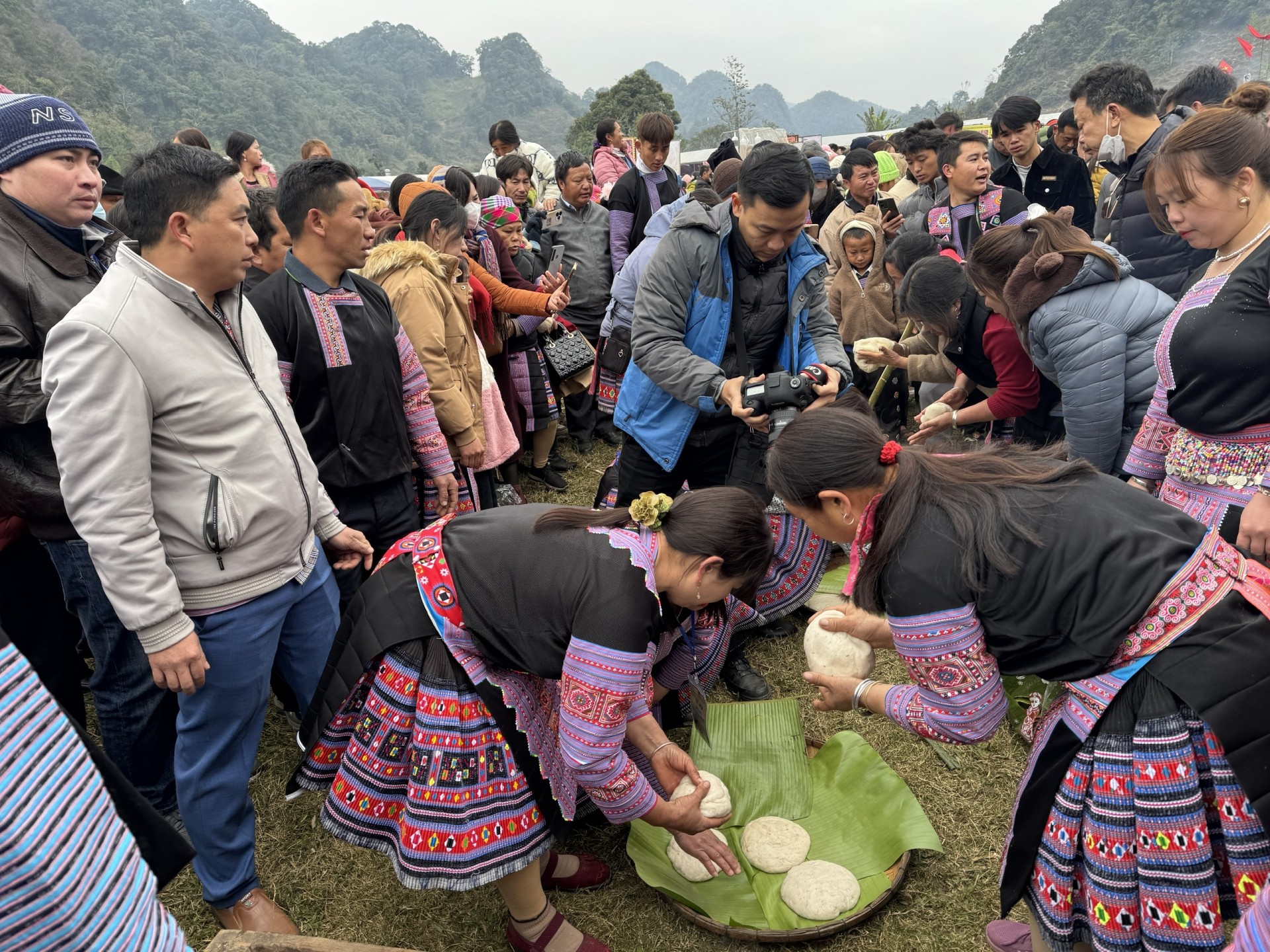 Phần thi giã bánh dày tại lễ hội.