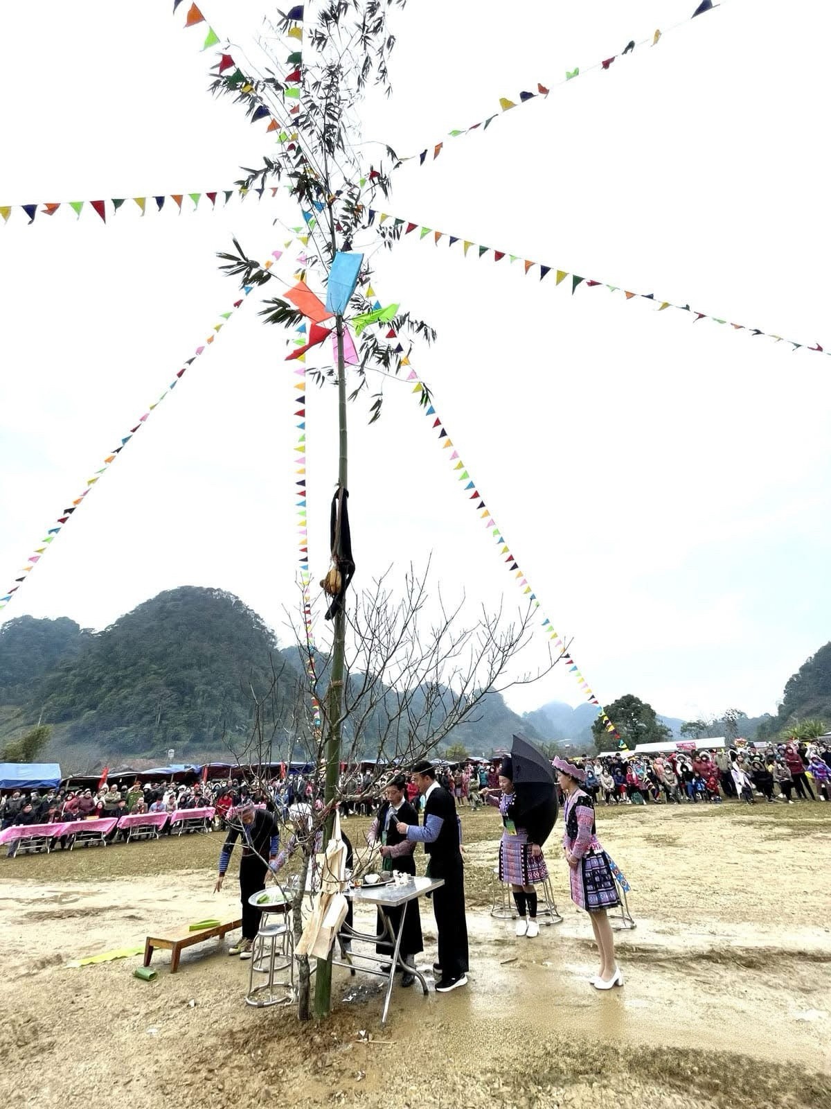 Thầy cúng làm lễ cầu bình an, sức khỏe, mùa màng cho người dân tại Lễ hội Gầu Tào. Ảnh: Mạnh Hùng