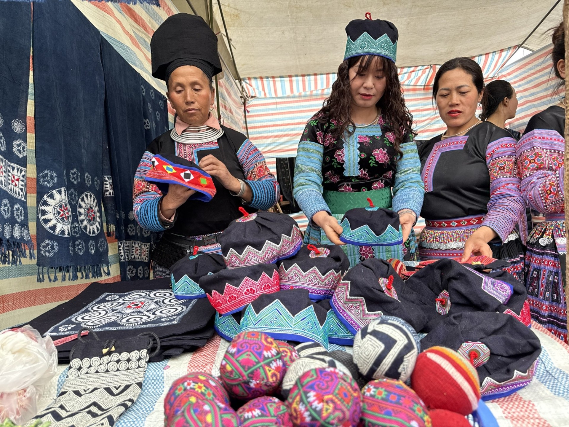 Gian hàng bán và trưng bày sản phẩm thổ cẩm truyền thống dân tộc Mông tại lễ hội.