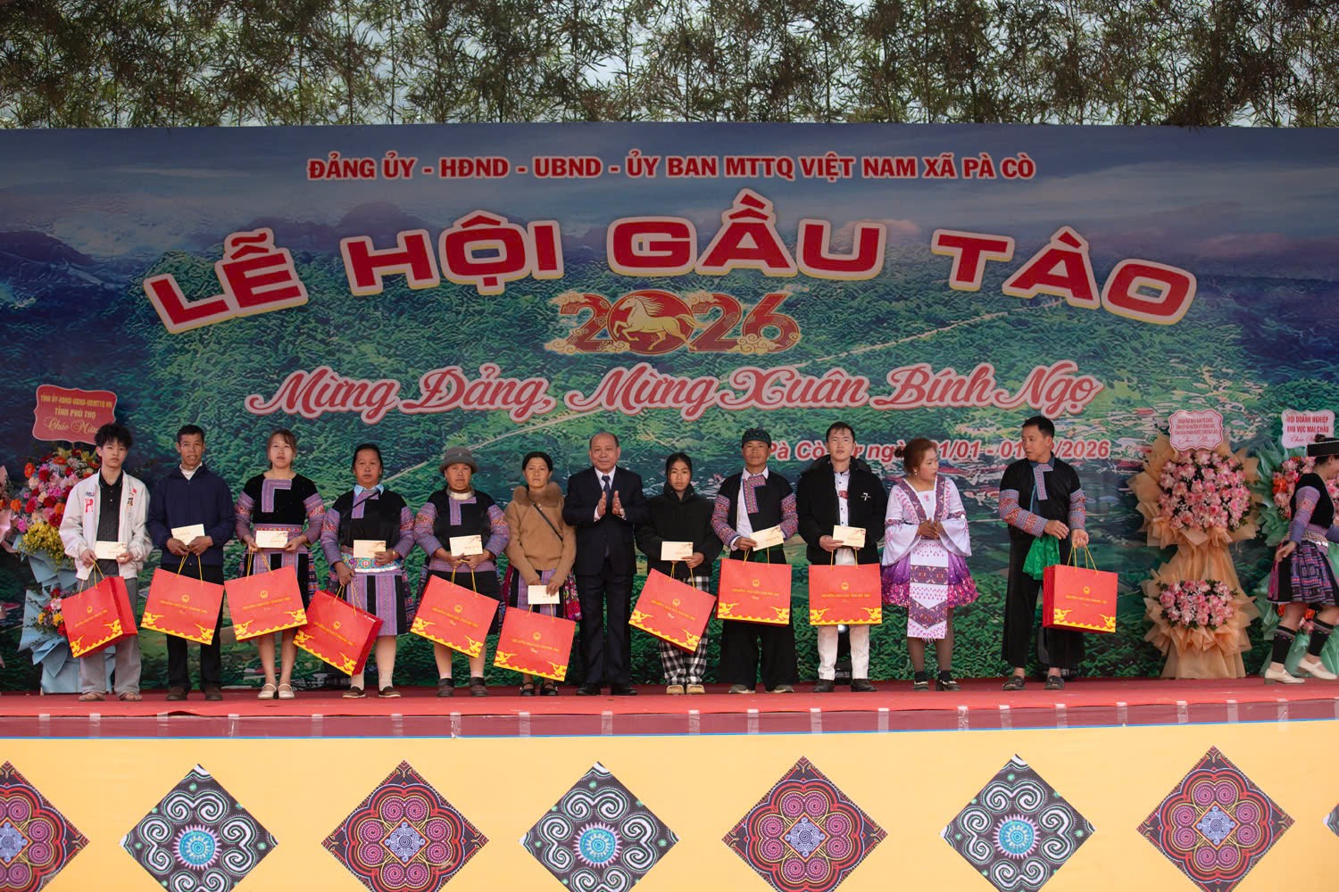 Đại diện lãnh đạo Tỉnh Uỷ, HĐND tỉnh Phú Thọ tặng quà cho các gia đình chính sách, hộ có hoàn cảnh khó khăn xã Pà Cò.