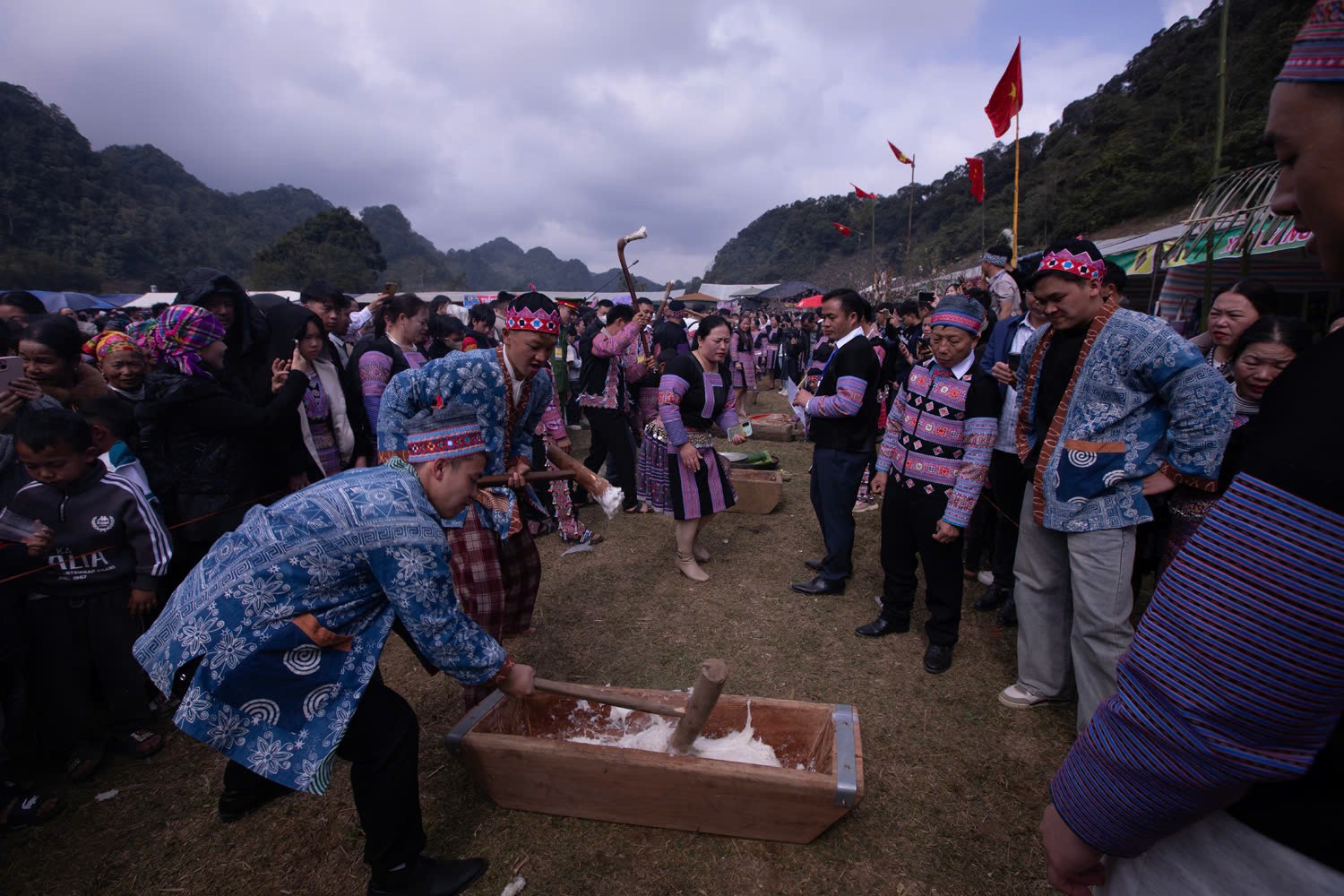 Phần thi giã bánh dày tại lễ hội.