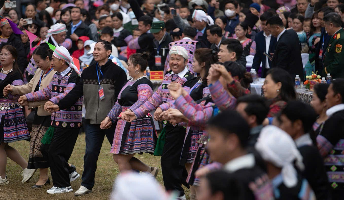 Trai gái, già trẻ nắm tay nhau múa vòng quanh cây nêu để gửi gắm tình yêu đôi lứa, tình làng nghĩa bản qua từng nhịp xoay mềm mại
