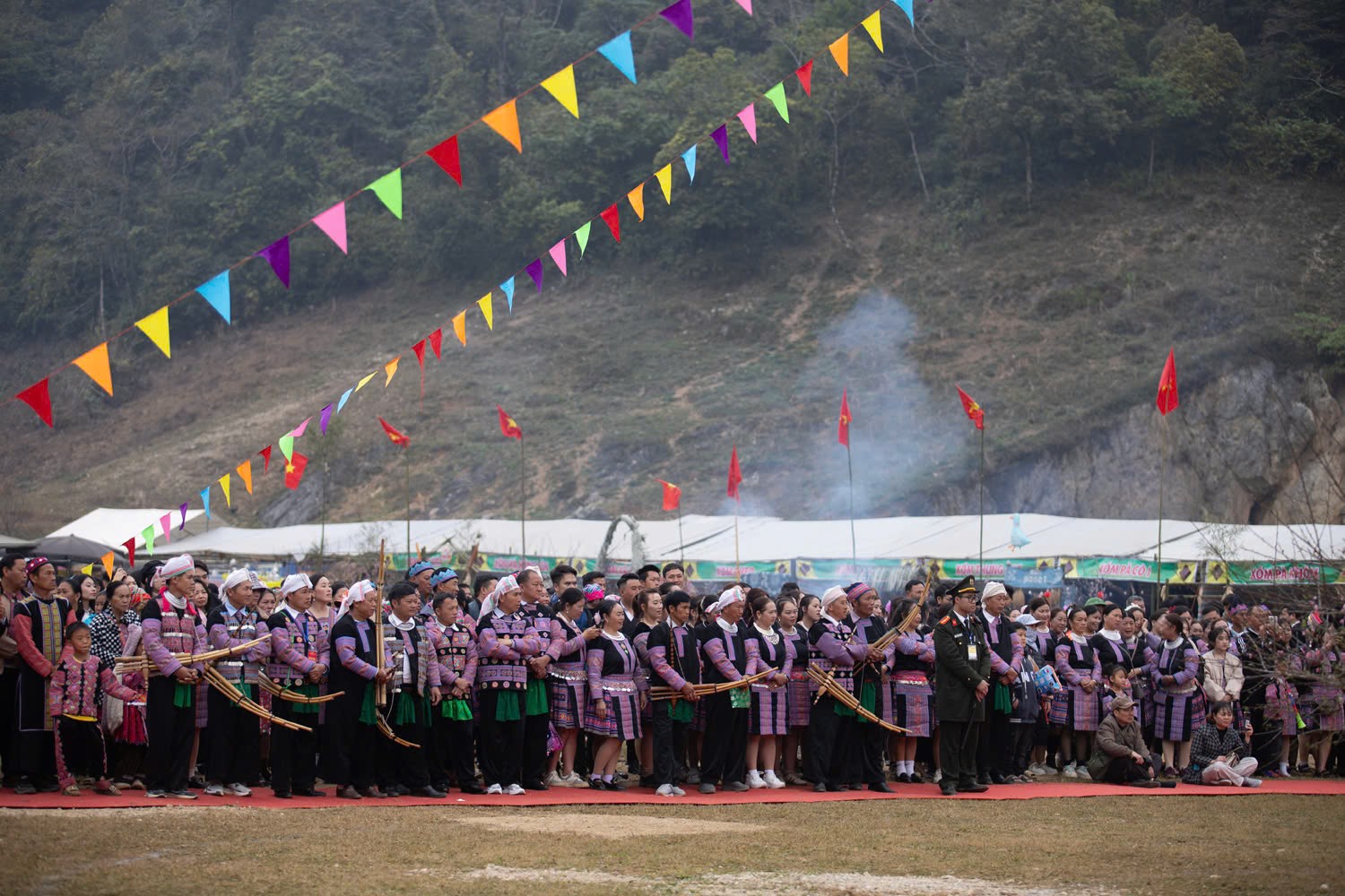 Đông đảo du khách và đồng bào Mông tham gia lễ hội.