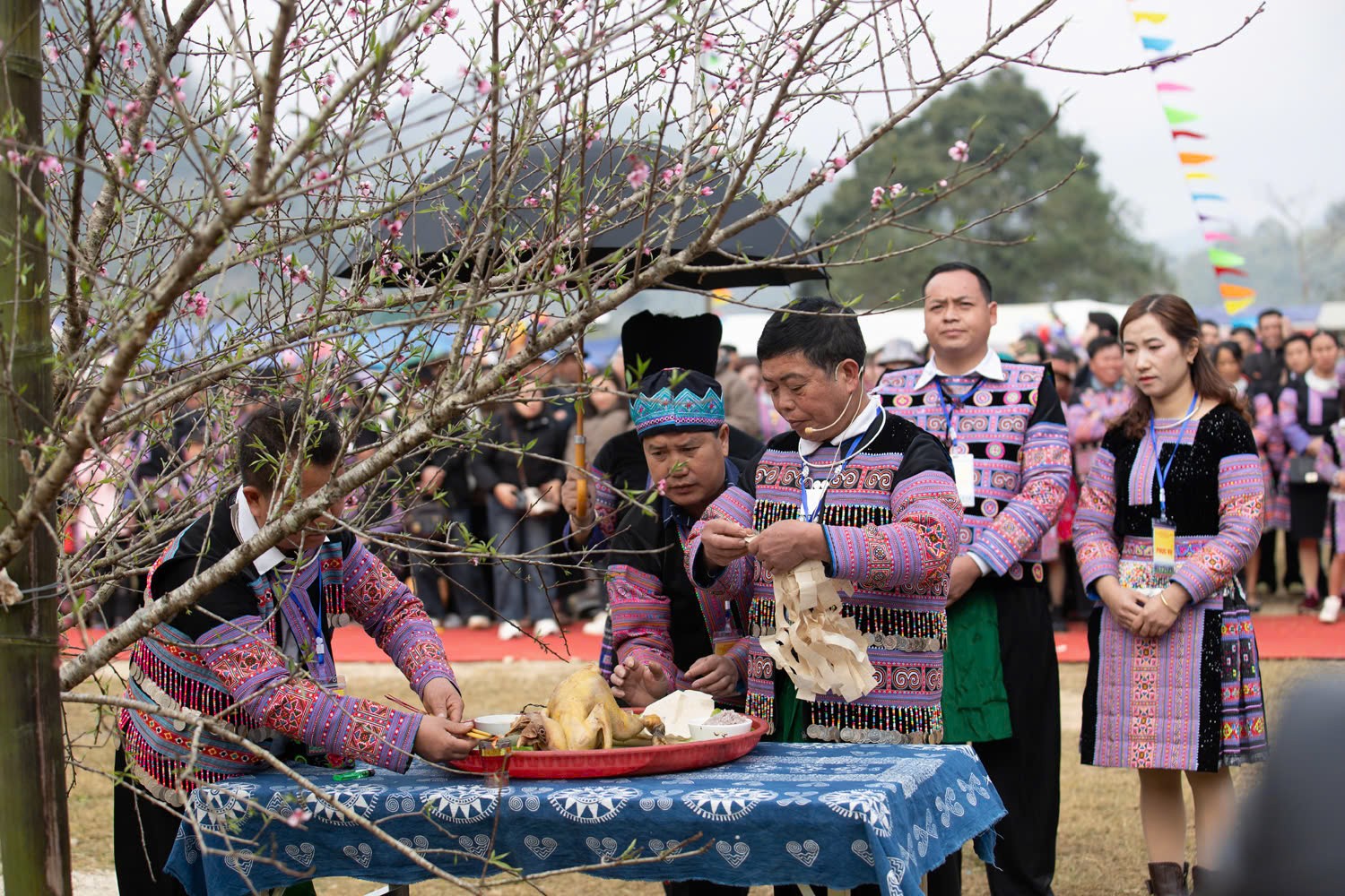 Nghi lễ cúng cây nêu được tổ chức trang nghiêm.
