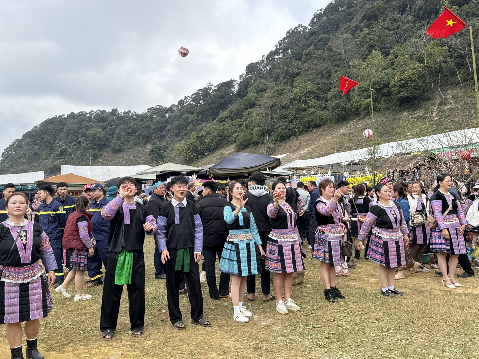 Những chàng trai, cô gái Mông cùng nhau chơi ném pao.