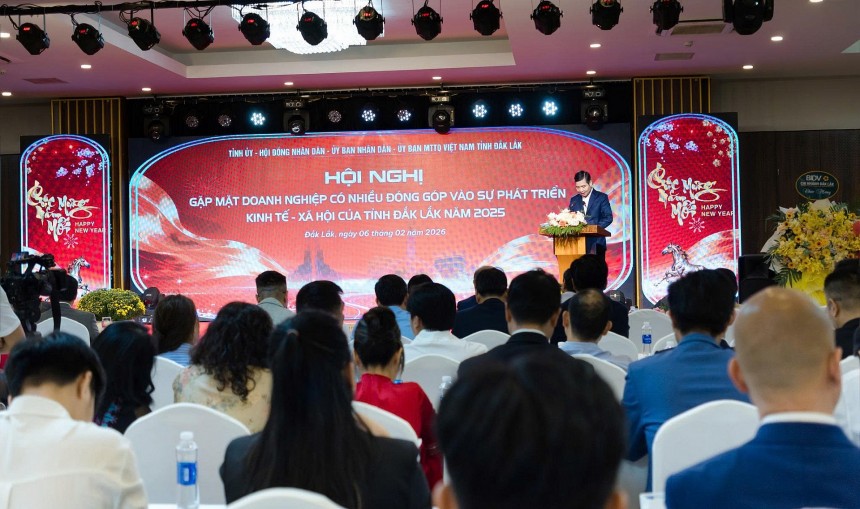 Cộng đồng doanh nghiệp, đại biểu đã nghe báo cáo những kết quả nổi bật về phát triển kinh tế - xã hội tỉnh Đắk Lắk năm 2025, đồng thời xác định nhiệm vụ trọng tâm năm 2026