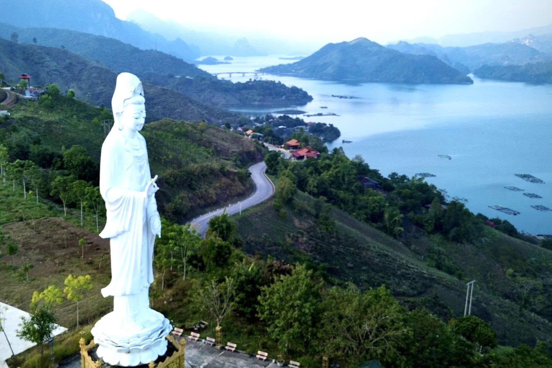 Không gian chính của Lễ hội Gội đầu (Lúng Ta) là khu vực đền Linh Sơn - Thủy Từ và bến thuyền bản Pom Sinh, xã Quỳnh Nhai (Sơn La). Ảnh: Nhật Minh