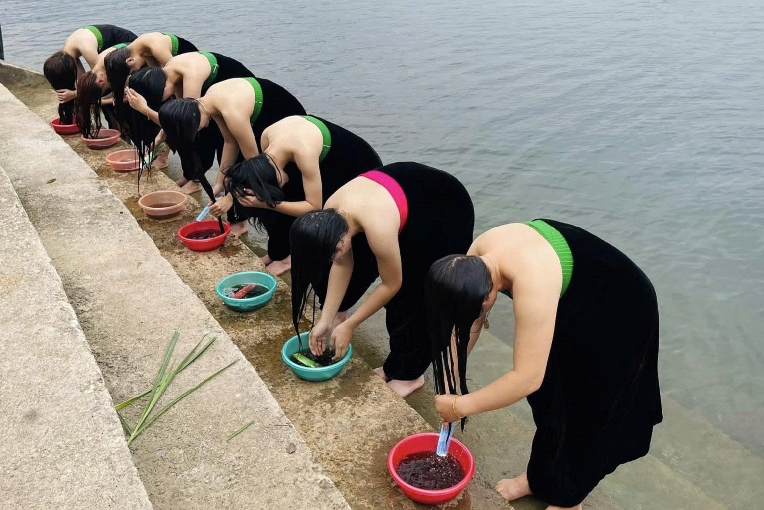 Bên dòng ĐNước thơm gội đầu được chuẩn bị từ bồ kết, lá bưởi, sả, hoa rừng và cả lá “xo xe”.