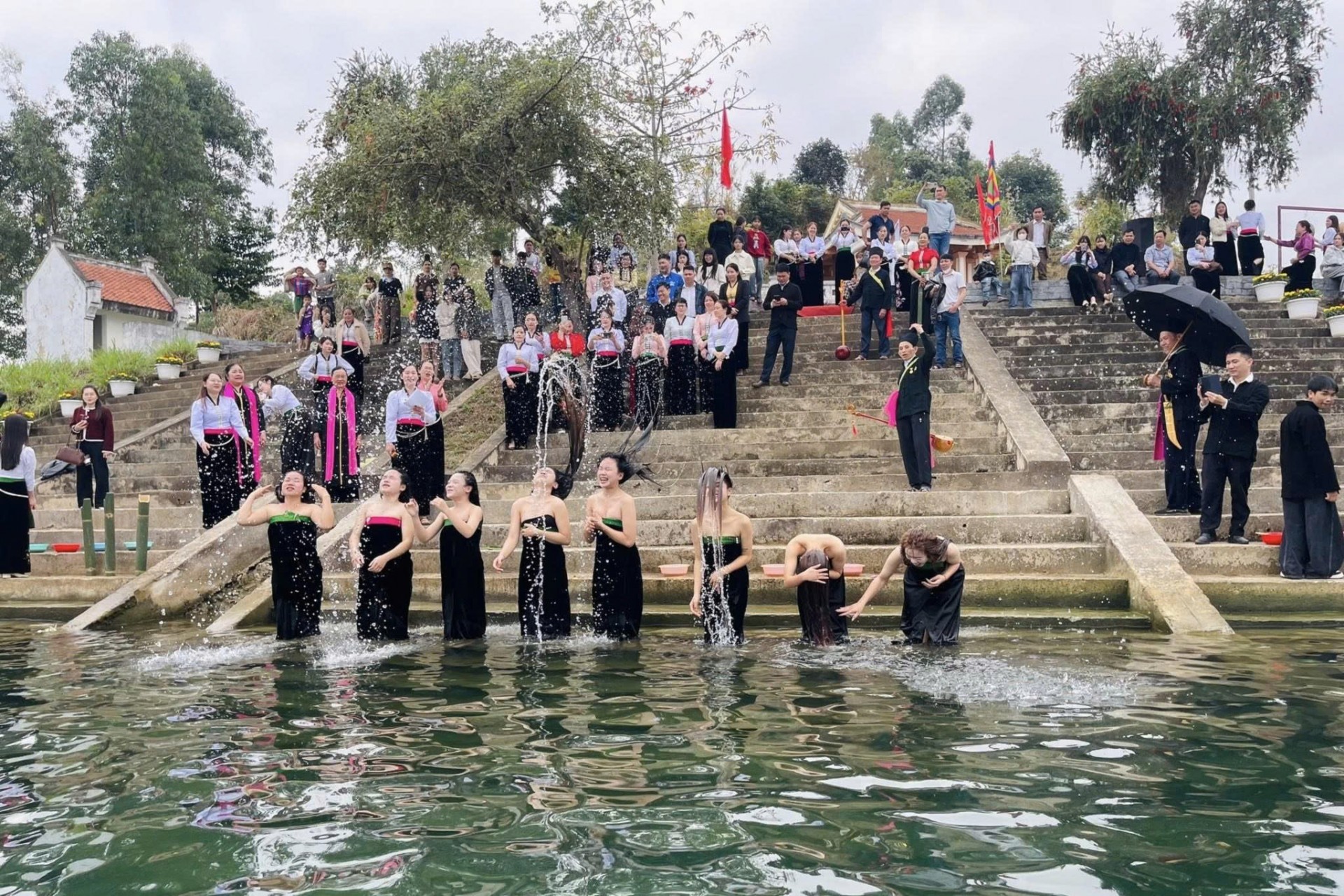 Lễ hội Gội đầu được tổ chức tại bến thuyền bản Pom Sinh, xã Quỳnh Nhai (Sơn La). Ảnh: Nhật Minh