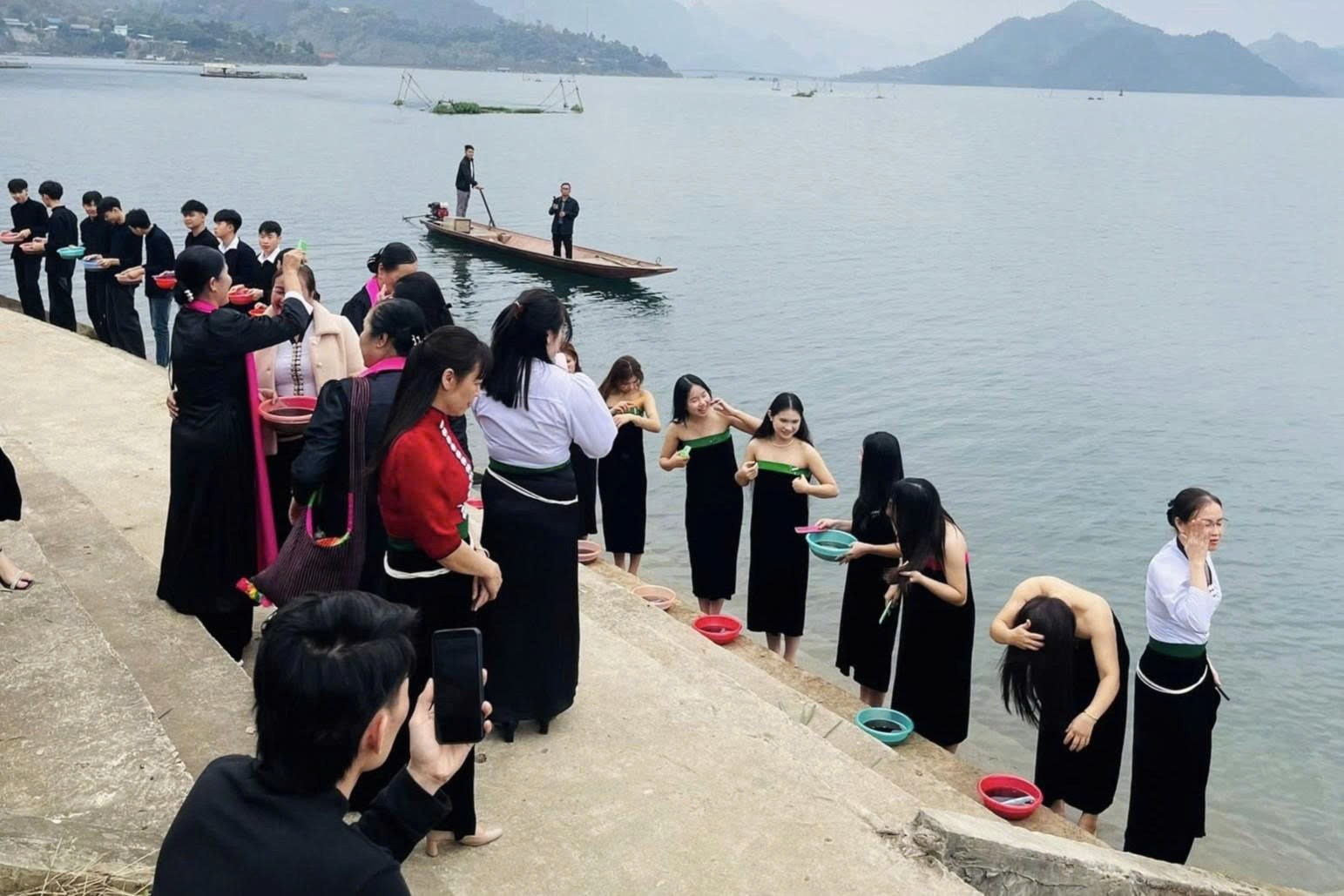 Sau phần nghi lễ tại đền, bà con di chuyển xuống bến sông để thực hiện nghi thức gội đầu.