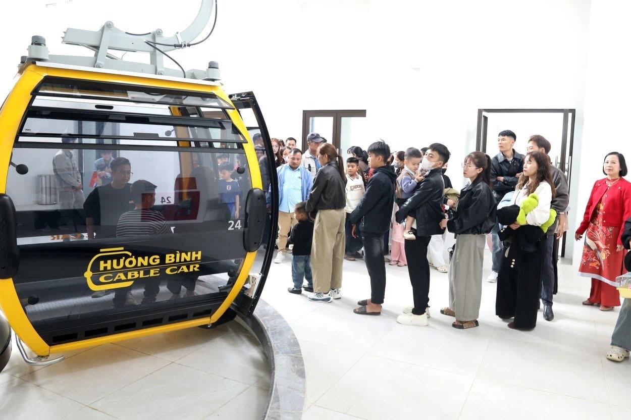 Hệ thống cáp treo Hương Bình - tuyến kết nối Chùa Tiên với Chùa Hương (Hà Nội) phục vụ du khách trong ngày khai hội.