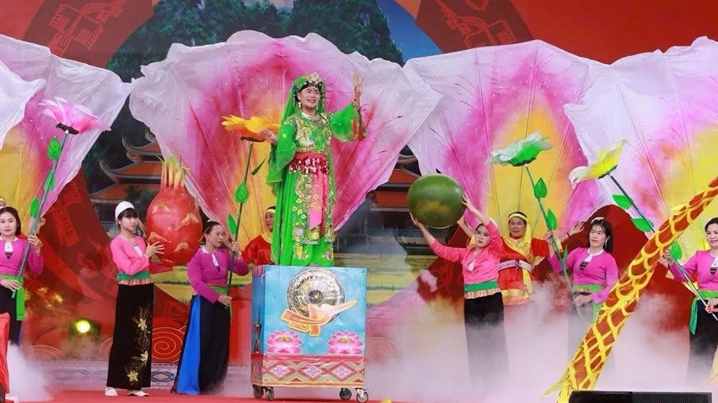 Tín ngưỡng thờ Mẫu được tái hiện tại không gian lễ khai hội Chùa Tiên.