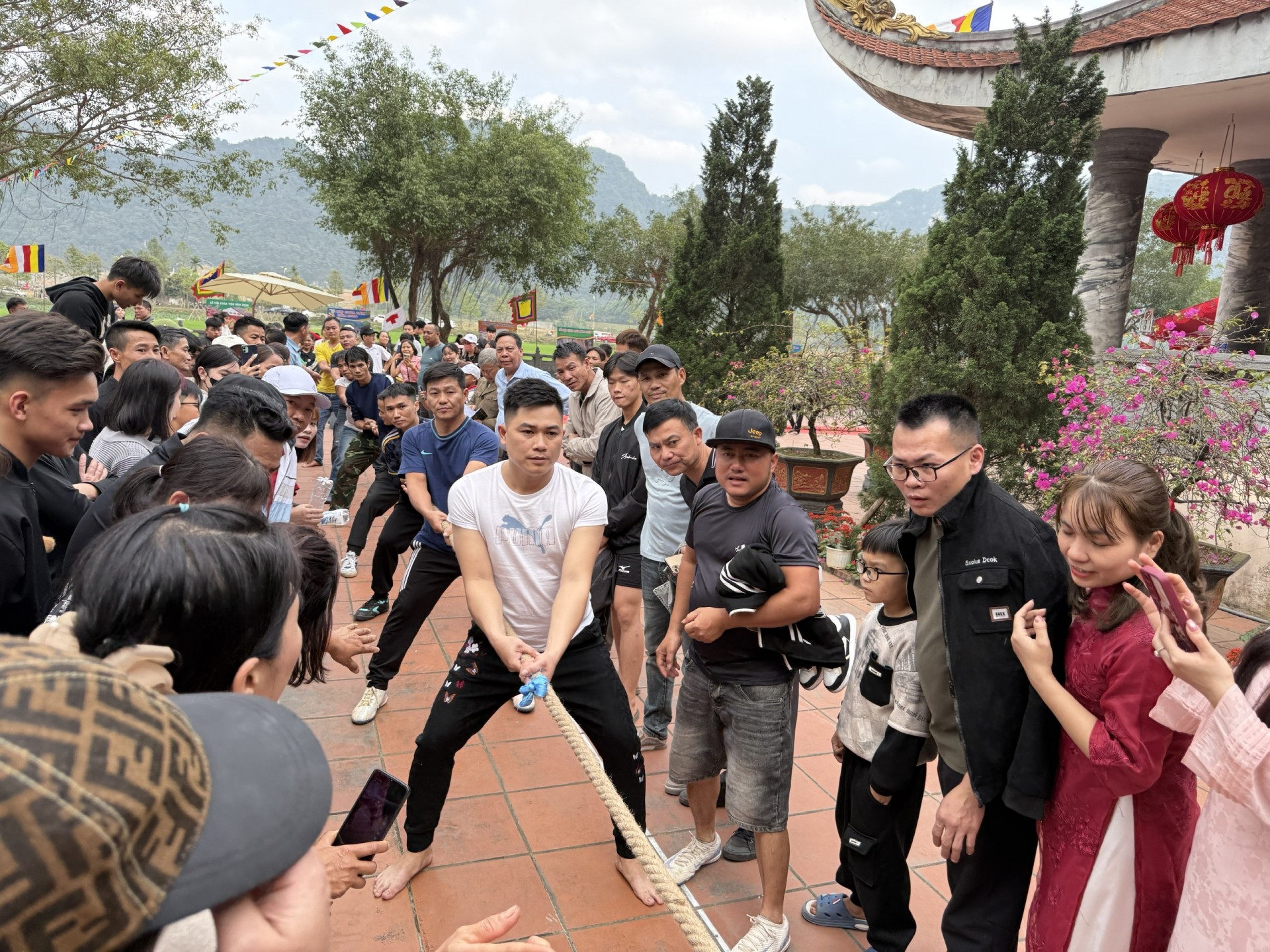 Các đội thi của địa phương tham gia thi kéo co tại lễ hội.