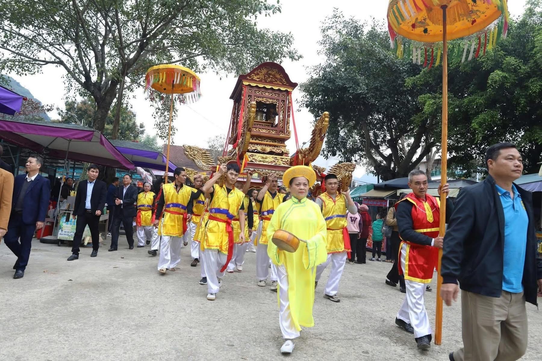 Nghi thức rước kiệu được thực hiện trong lễ khai hội.