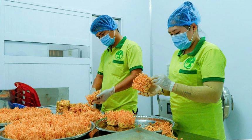 Thay vì ở phòng thí nghiệm một mình nuôi cấy, anh Tài còn đem kiến thức “ông Thạc sĩ” về ruộng vườn, cầm tay chỉ việc bà con nông dân xã Kim Long