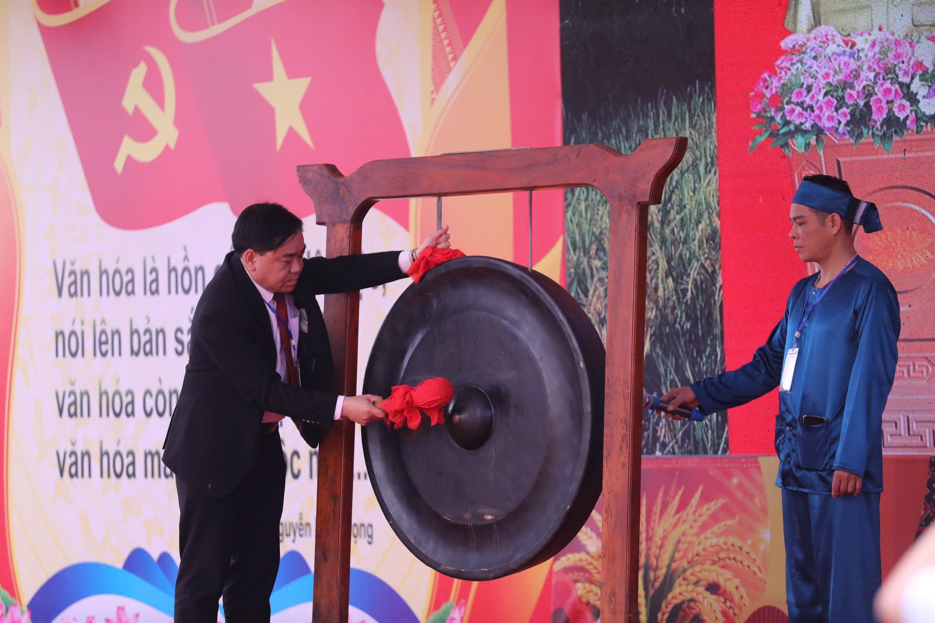 Chủ tịch UBND xã Mường Vang Quách Tuấn Phong đánh chiêng khai mạc Lễ hội khai hạ Mường Vang năm 2026.