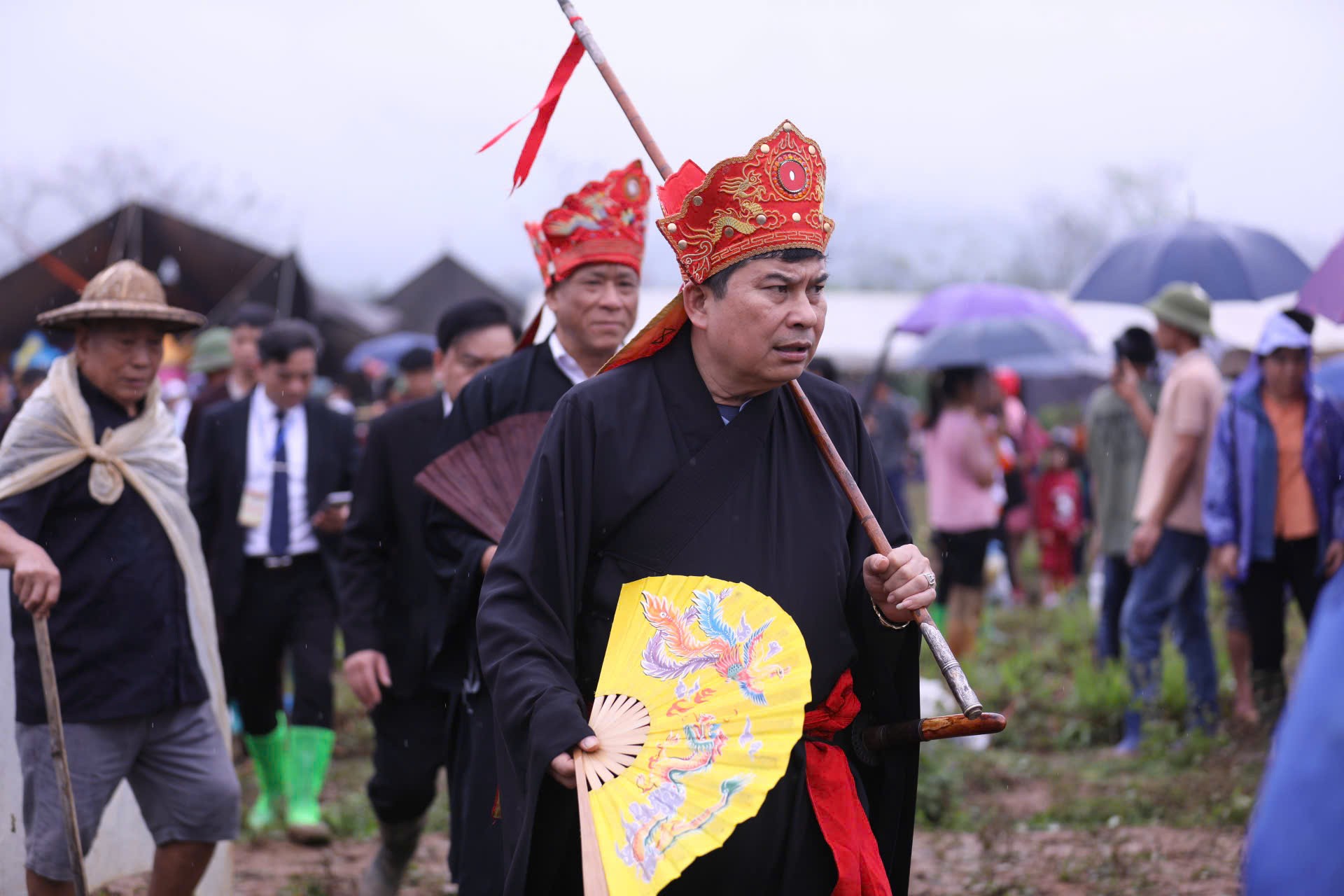 Nghệ nhân Mo Mường thực hiện nghi lễ tại lễ Khai hạ.