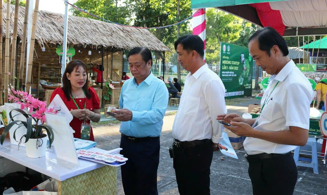 Phó chủ tịch Quốc hội Lê Minh Hoan thăm 1 gian hàng OCOP ở TP.Cần Thơ - Ảnh: V.K.K