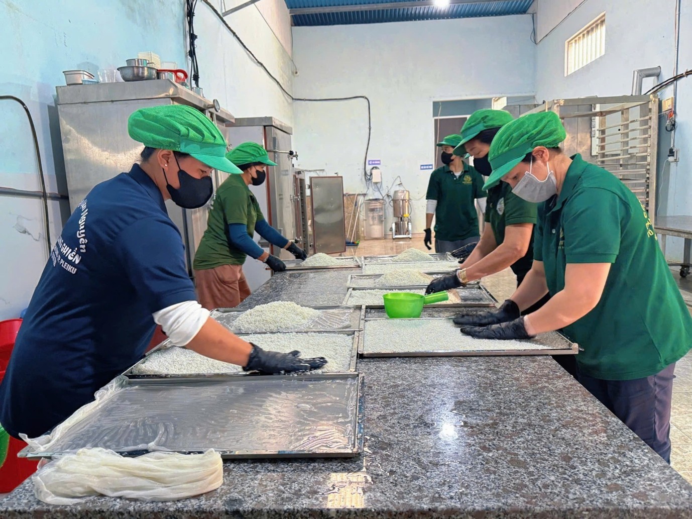 Quy trình chế biến được kiểm soát nghiêm ngặt, tuân thủ các tiêu chuẩn an toàn thực phẩm.